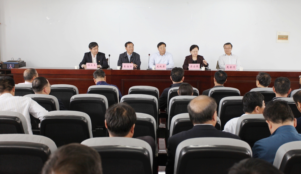 全院干部会议上,谭水木同志(左一)被宣布就任我院院长。