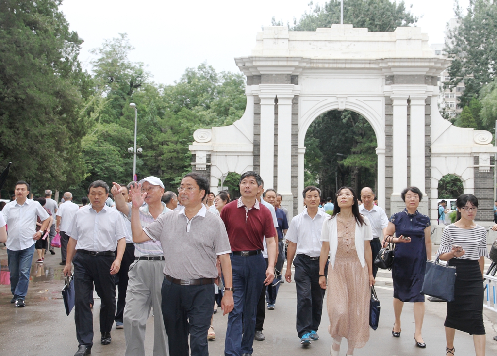 袁海涛偕全体学员进入清华园