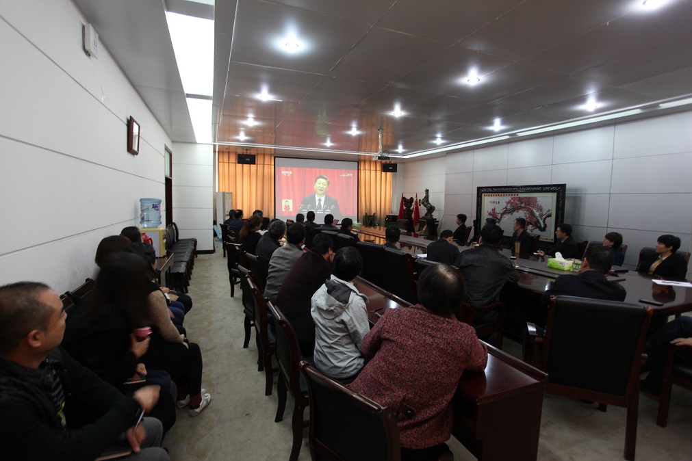 澳门正规的电子游戏网址师生收听收看十九大开幕会