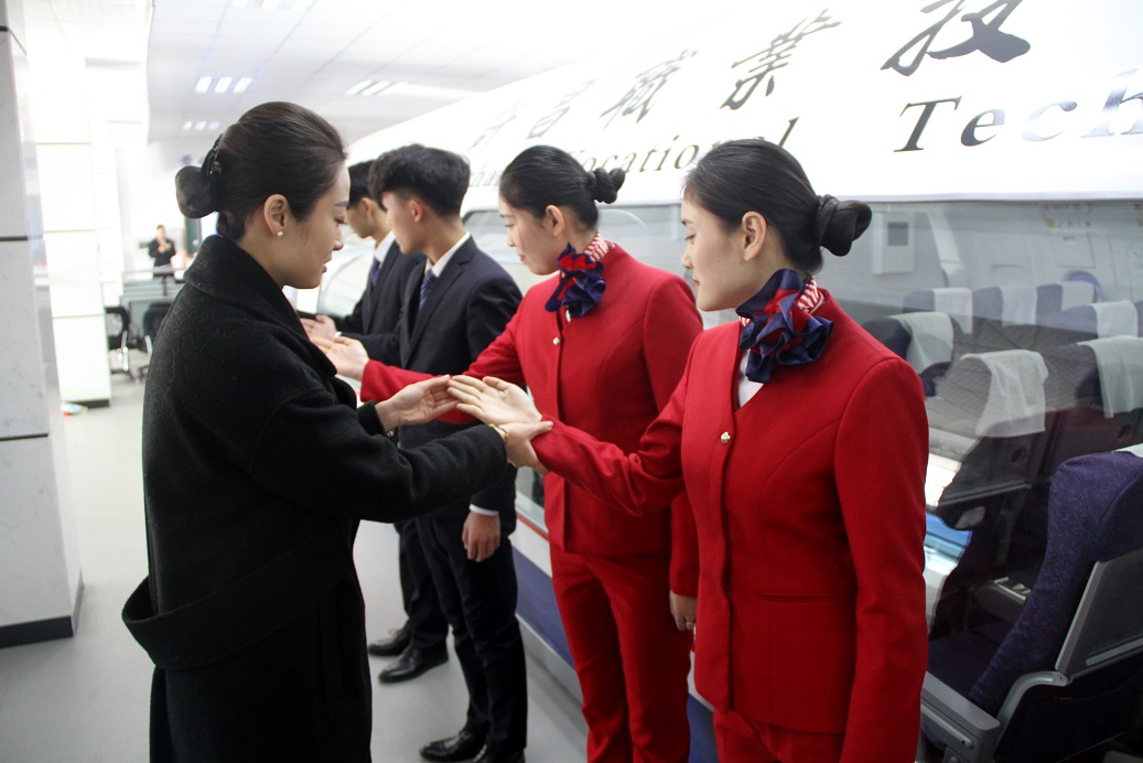 【许昌晨报】拼颜值、拼气质、拼能力 看年轻的他们如何逐梦蓝天