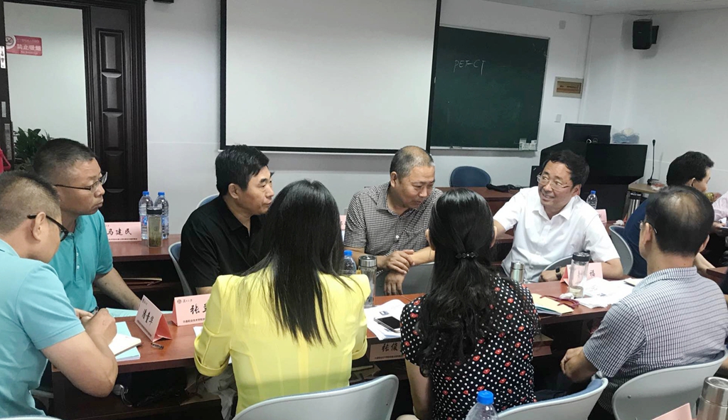 第一小组正在热烈讨论