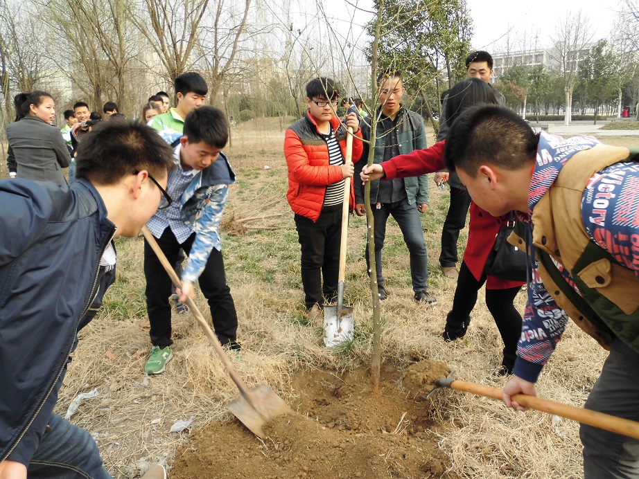 院团委组织学生干部在校区义务植树