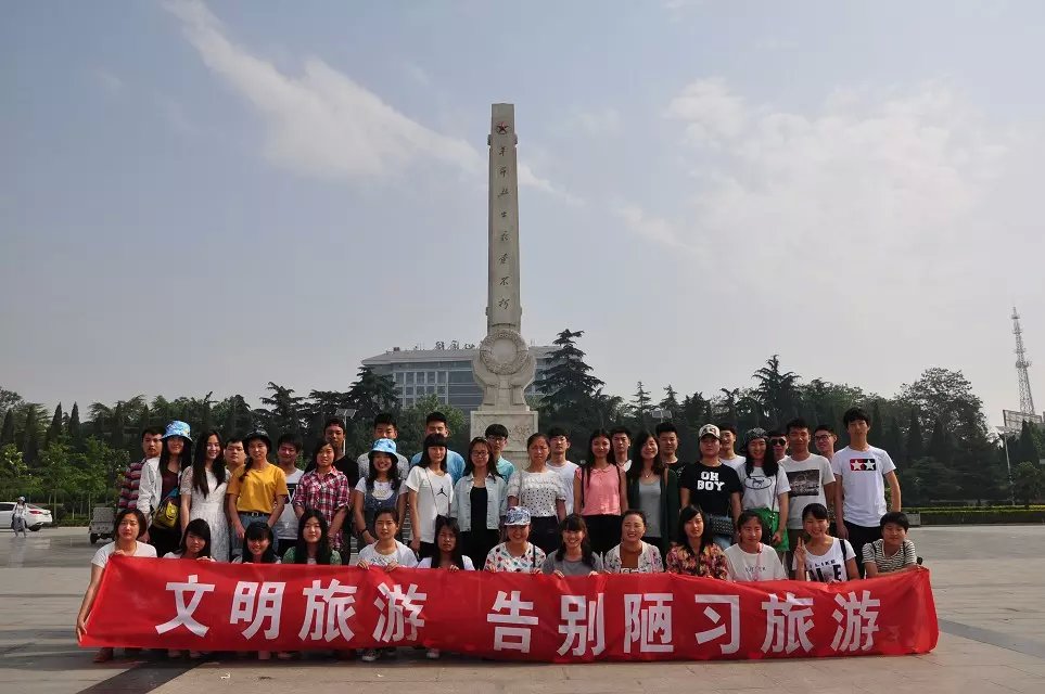 人文系旅游专业学生结合实训开展文明旅游宣传活动