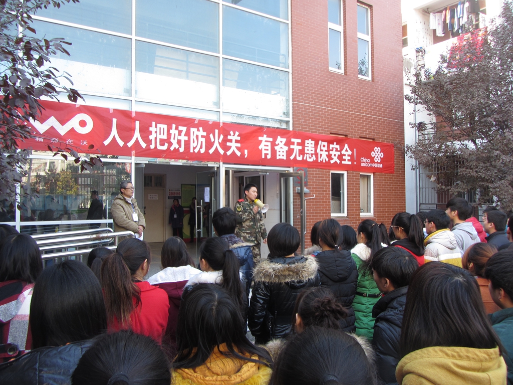 保卫处与后勤服务中心联合开展消防逃生演练活动