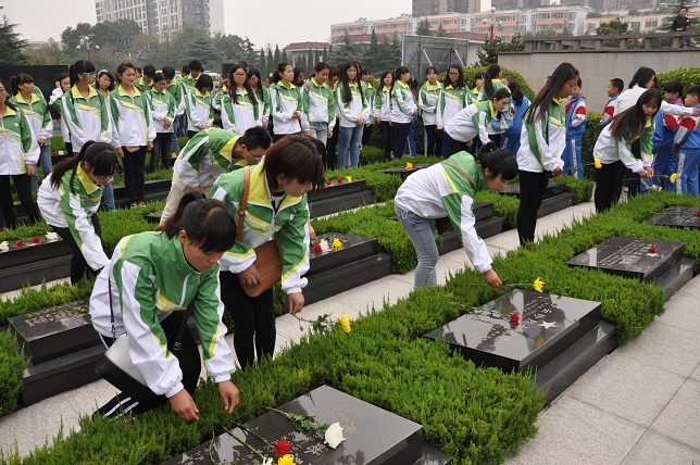 澳门正规的电子游戏网址组织师生参加烈士公祭日活动
