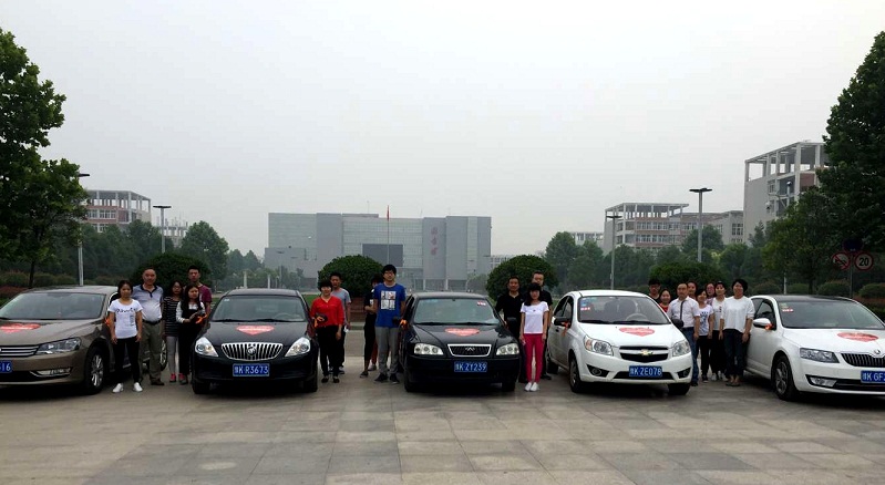 澳门正规的电子游戏网址信息工程系组织党员爱心送考车服务考生